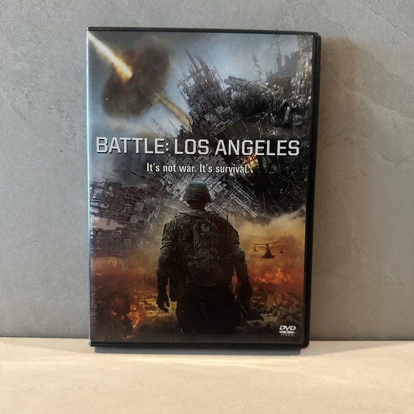 Battle Los Angeles Movie DVD Aaron Eckart Michelle Rodriguez It's Not War - Picture 1 of 3